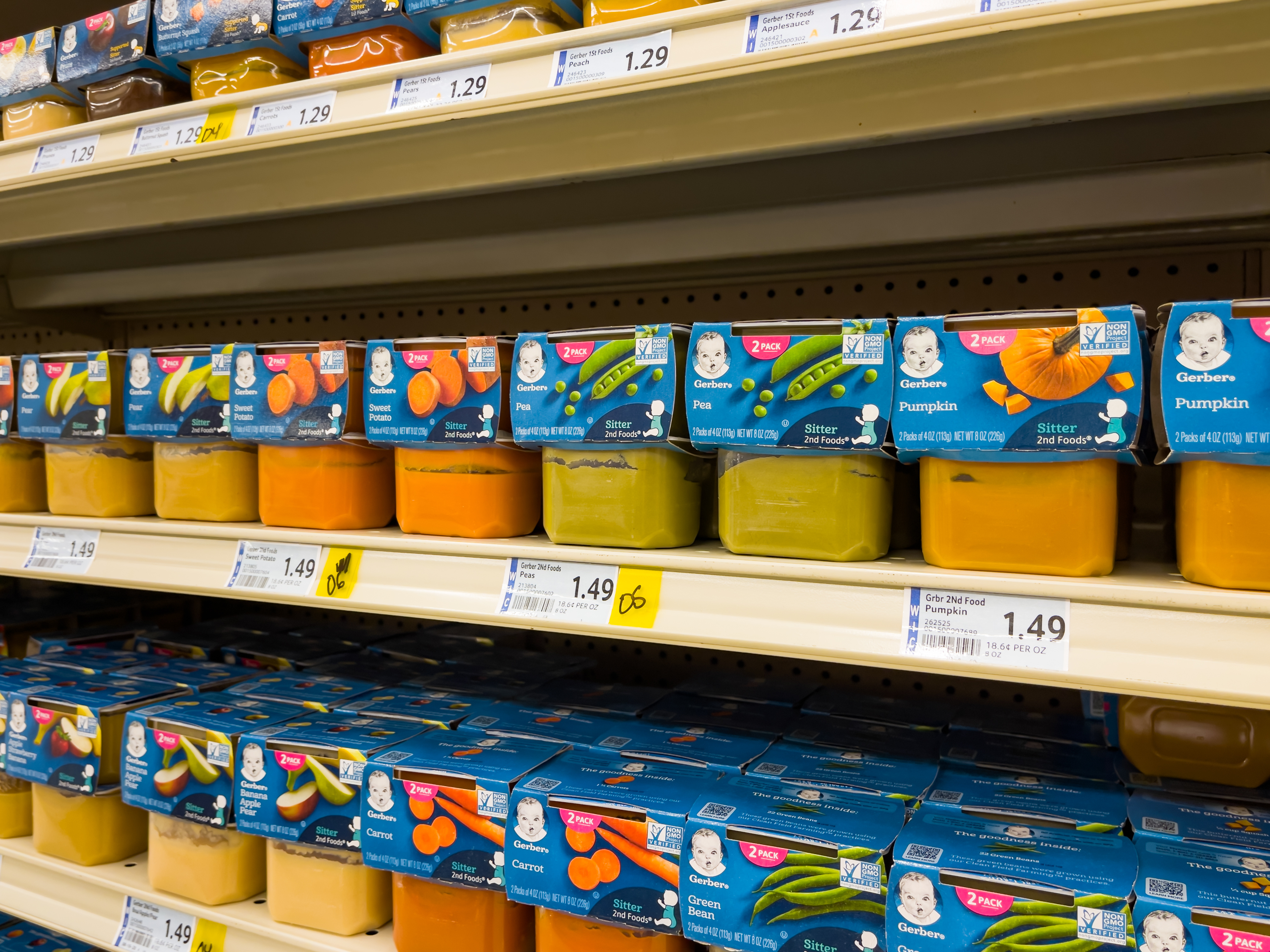 prepackaged baby food on grocery store shelf